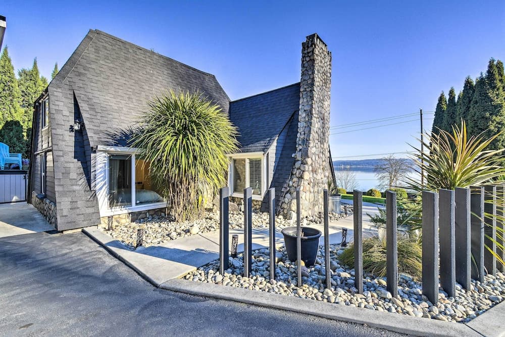 Puget Sound Cabin With Hot Tub and Water Views!