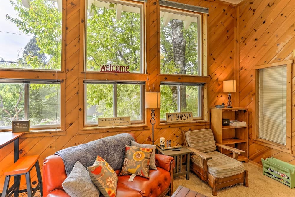 Cozy Studio Near Hiking & Skiing, Walk to Downtown
