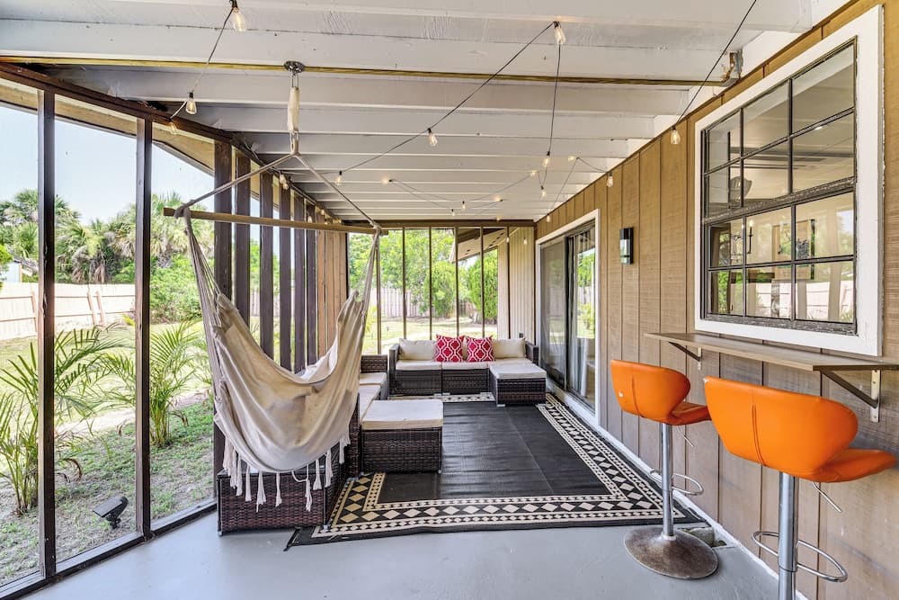 Walk to Beach & Eats: Modern Indialantic Apt
