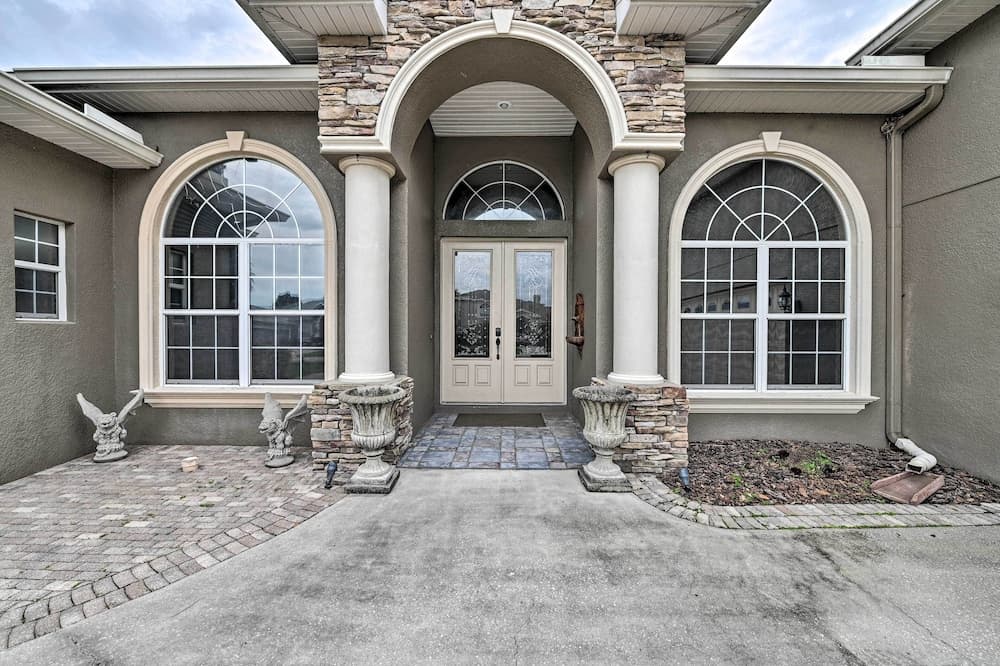 Elegant Valrico Home ~ 15 Mi to Downtown Tampa!