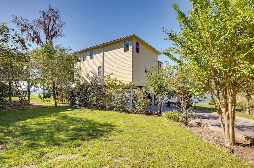 Spacious Lake Livingston Home w/ Decks & Fire Pit!