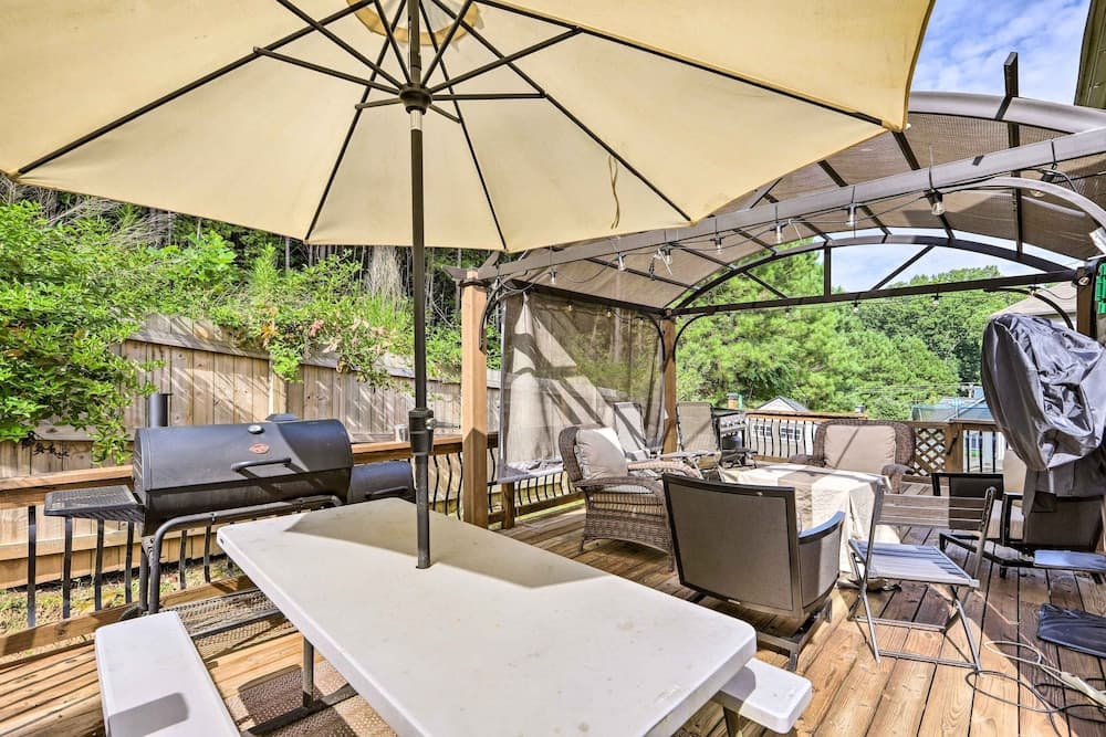 Elegant Home ~ 20 Mi to Downtown Atlanta: Pets OK!