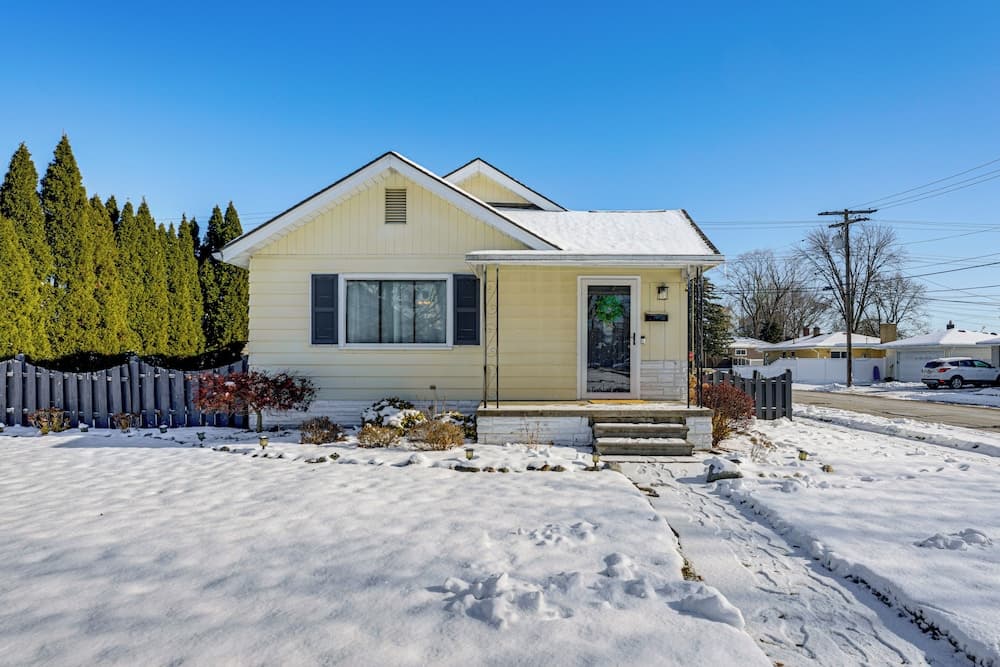< 1 Mi to Dtwn Clawson! Family Retreat w/ Yard