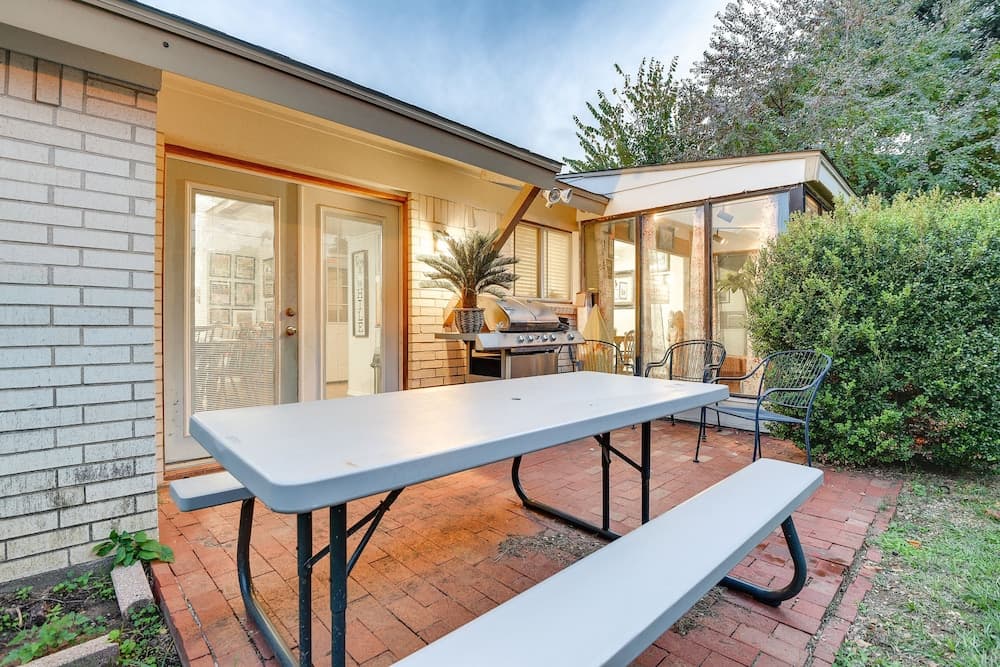 Walk to Dallas/at&t Stadium: Family Home w/ Patio!