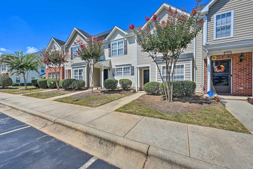 Cozy Greensboro Townhome ~ 7 Mi to UNC Campus