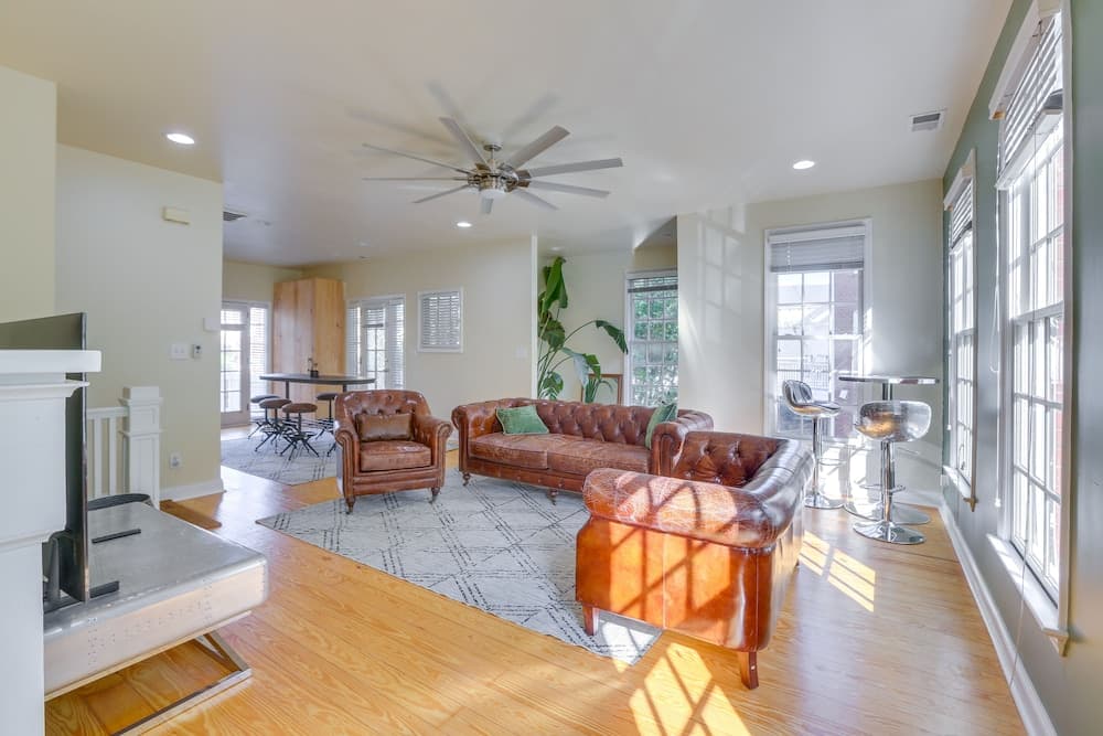 Greensboro Townhome w/ Deck - Walk to Downtown