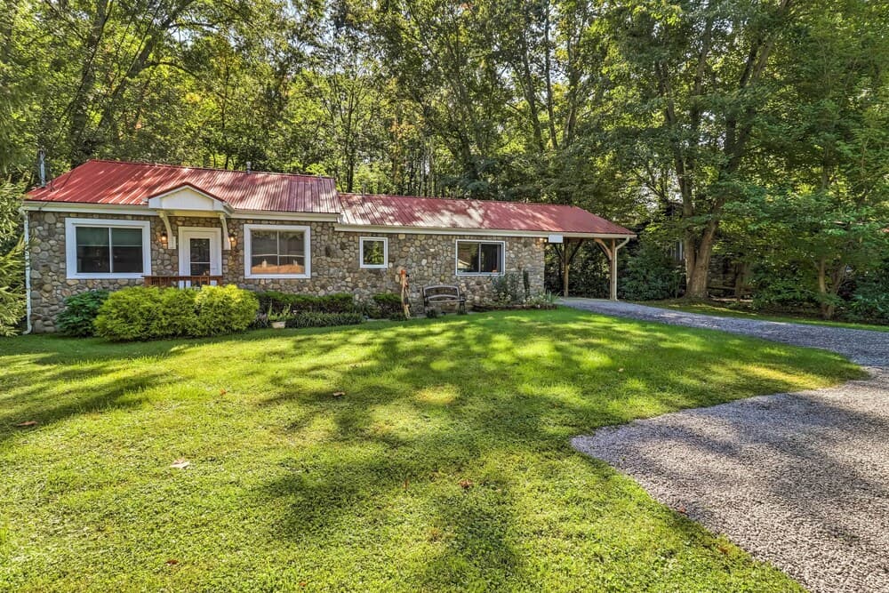 Waynesville Creekside Cottage: Outdoor Relaxation!