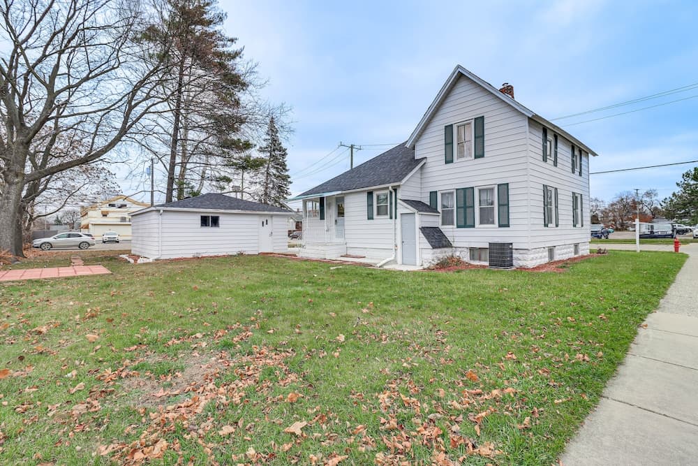 Michigan Retreat w/ Screened-in Porch, Near Lakes!