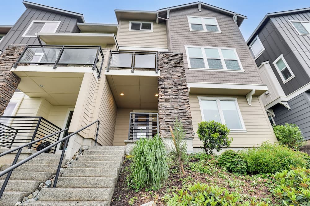 Snoqualmie Townhome w/ Balcony & Mountain Views!