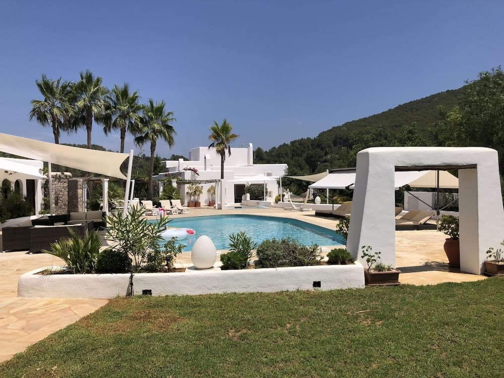 Lush Farmhouse in Sant Miguel de Balansat with Hot Tub & Private Pool