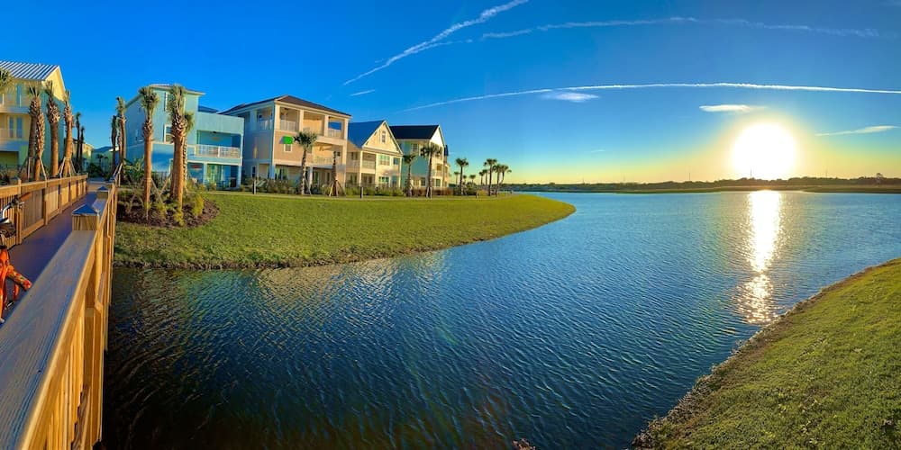 Turquoise Breeze Close to Disney