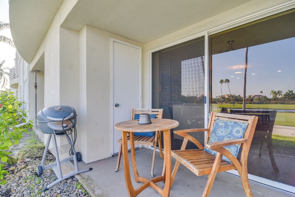 Modern Isla Del Sol Condo: Walk to St. Pete Beach!
