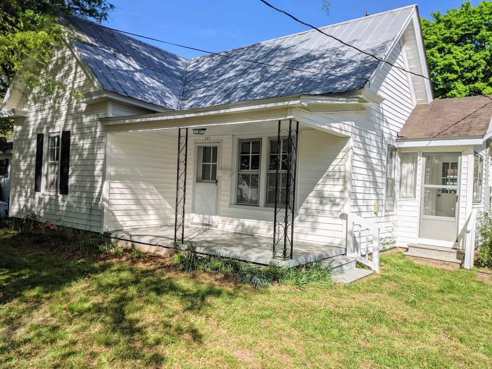 Quaint Hideaway In The Heart Of Clayton 3 Bedroom Home by RedAwning