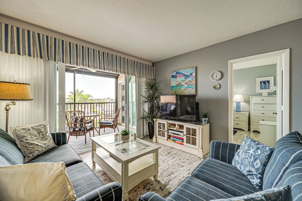 Steps to Naples Bay & Tin City: Condo w/ Pool!