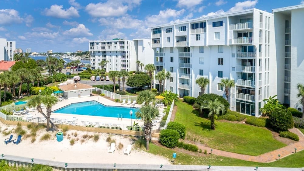DP 202C Recently renovated 2 bedroom condo near Destin Harbor and amazing views by RedAwning