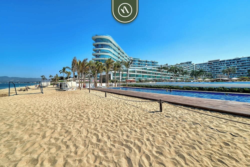 Oceanview 1 BR Condo - Private Beach - Pools