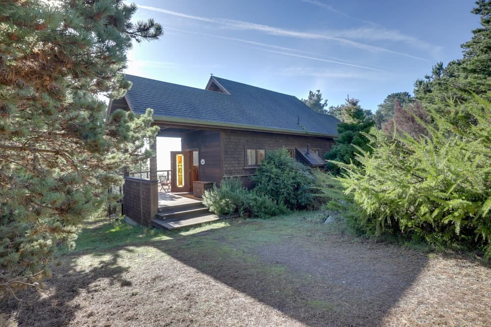 Romantic Ridgetop Escape w/ Hot Tub Near Mendocino