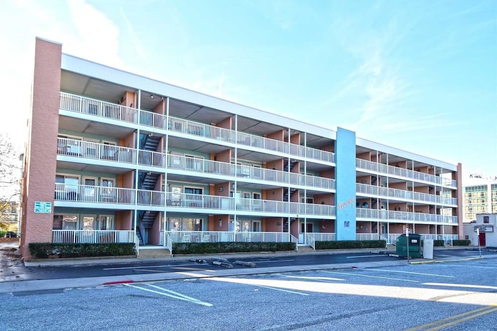 Severn I 208 3 Br condo by RedAwning