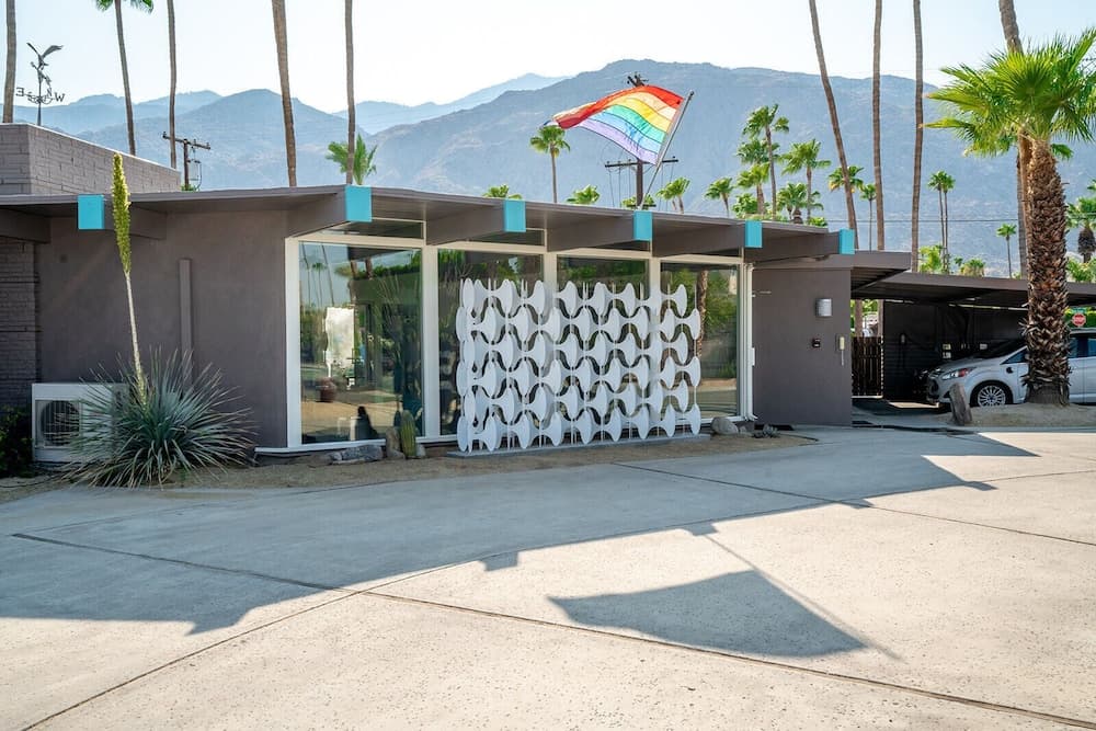 Inndulge -- A Modern Gay Men's Resort