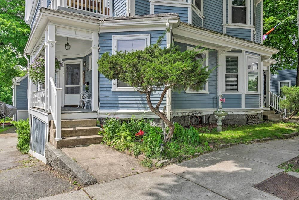 Quaint Beverly Townhome: Walk to Beach & Downtown!