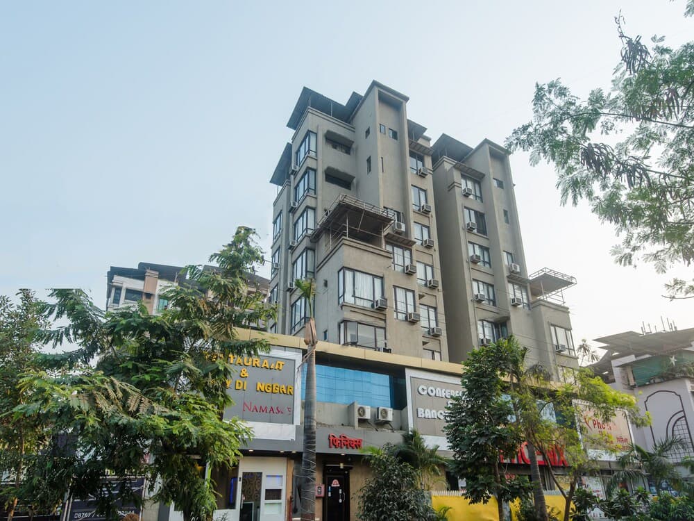 OYO 11855 Phoenix Hotel