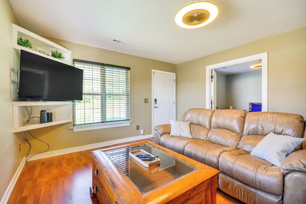 2 Mi to Dtwn Greensboro: Pet-friendly Retreat!
