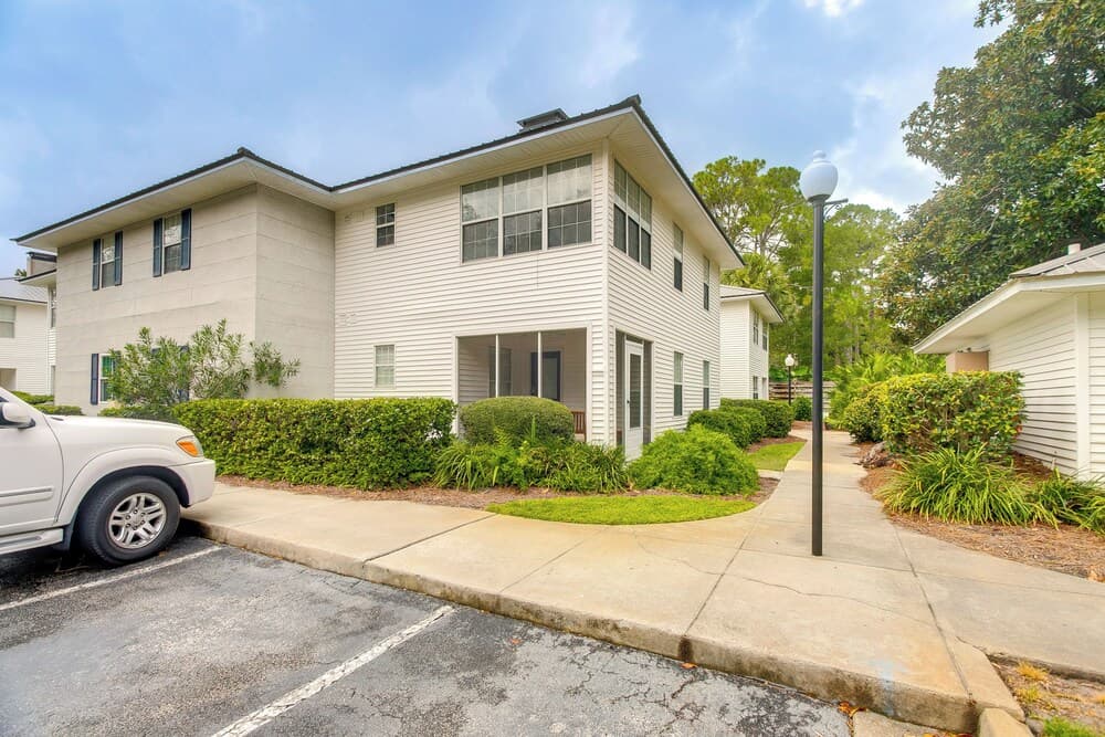 Upscale St. Simons Condo: Sunroom & Steps to Pool!