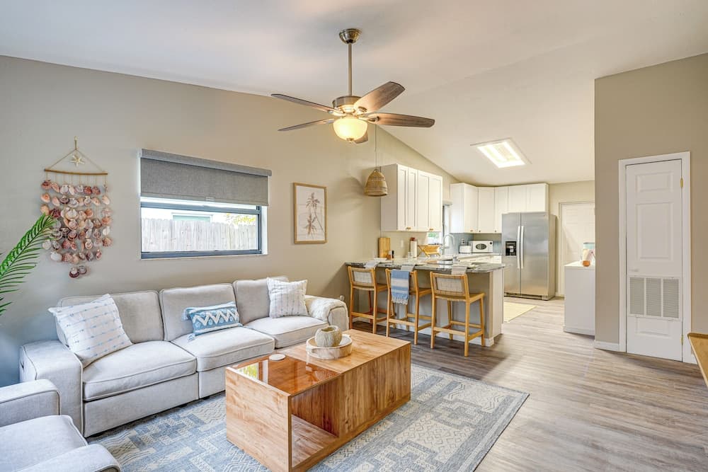 Dtwn Palm Harbor Condo: Walk to Water!