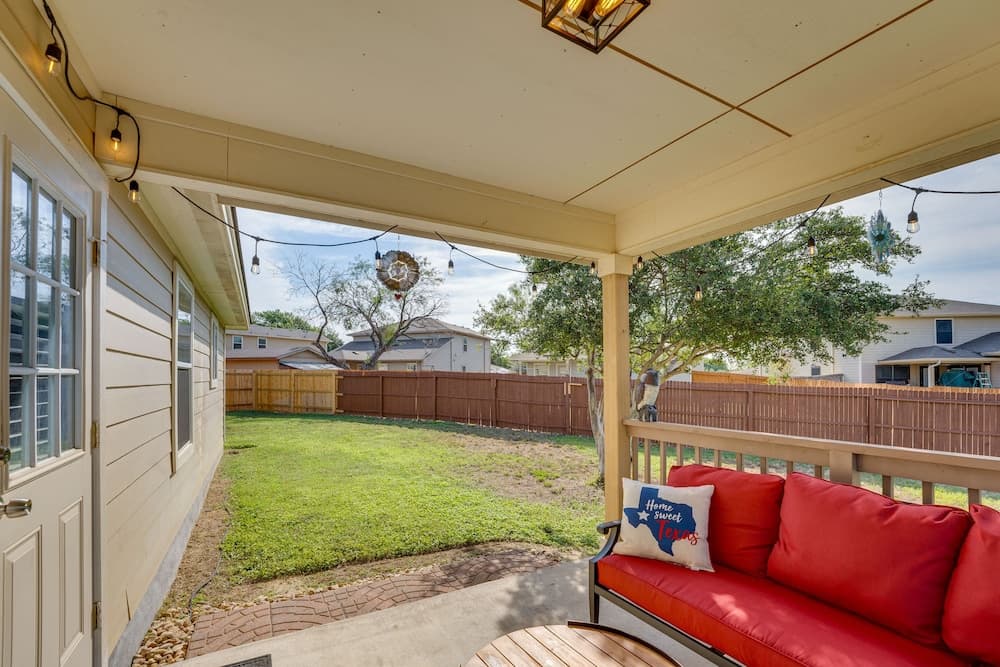 Sunny Universal City Home ~ 18 Mi to San Antonio!