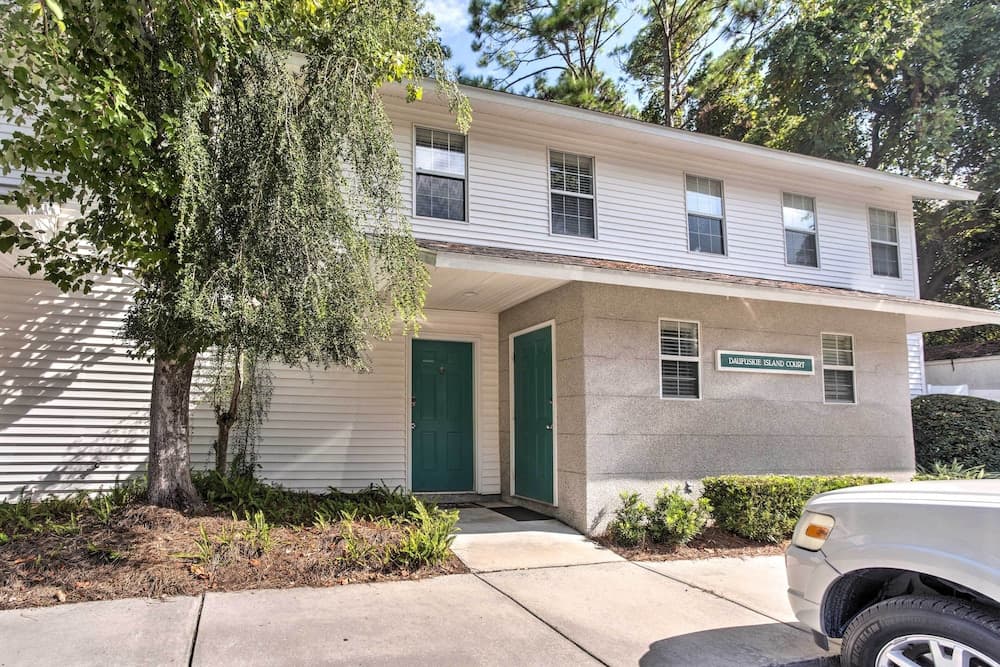 Chic St Simons Townhome w/ Patio + Pool Access!