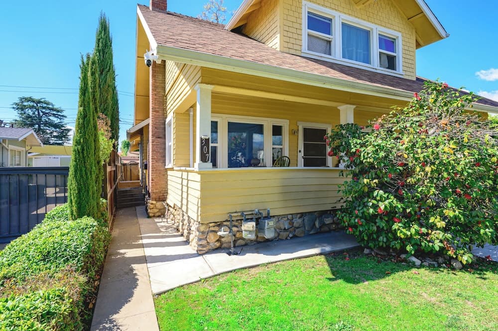 Near LA Cozy Home With Full Kitchen & Laundry