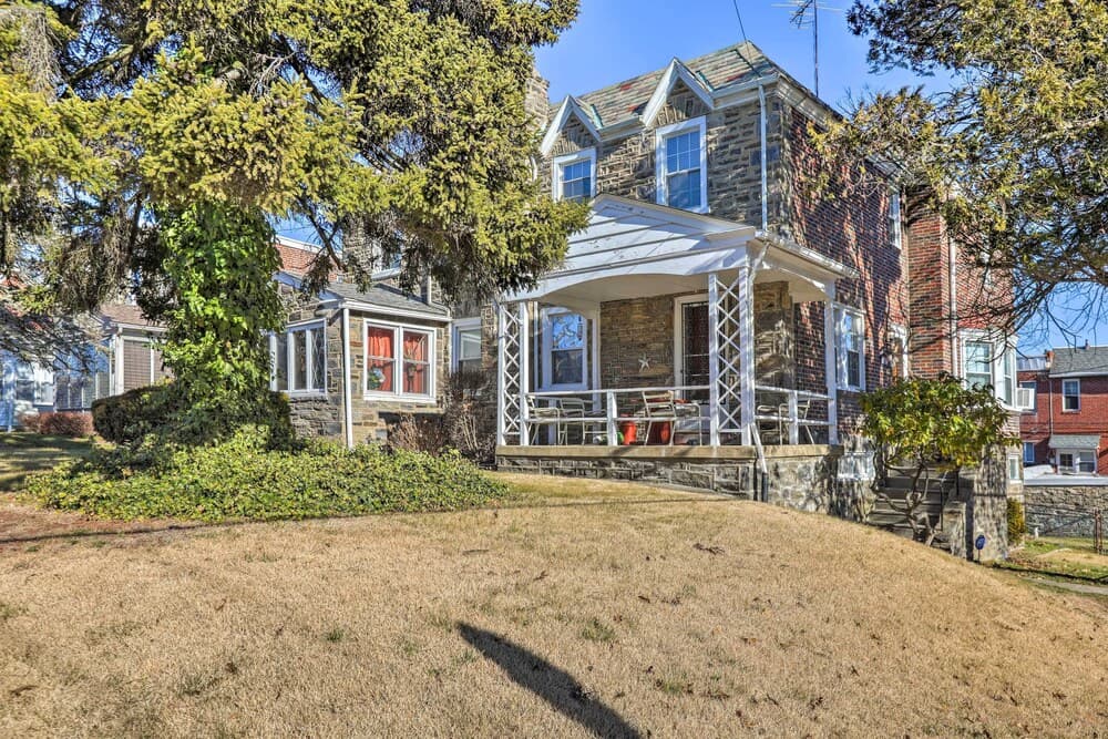 Yeadon Townhome w/ Porch, 7 Mi to Center City