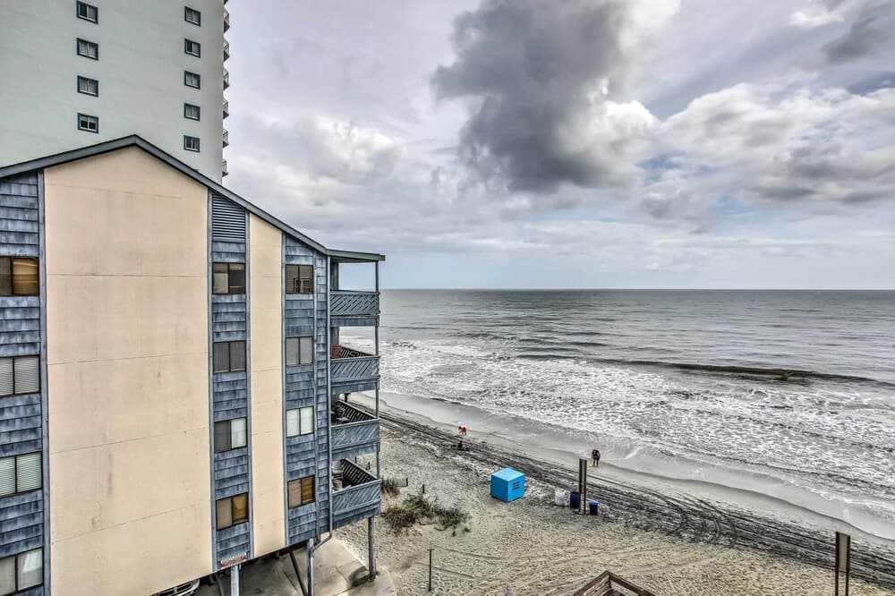 Cozy Beachfront Condo w/ Wifi, Views & Pool Access