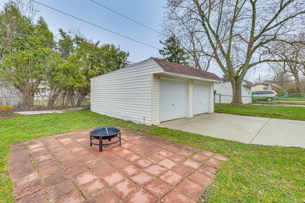 'the Maple Tree' Home: 14 Mi to Downtown Cleveland