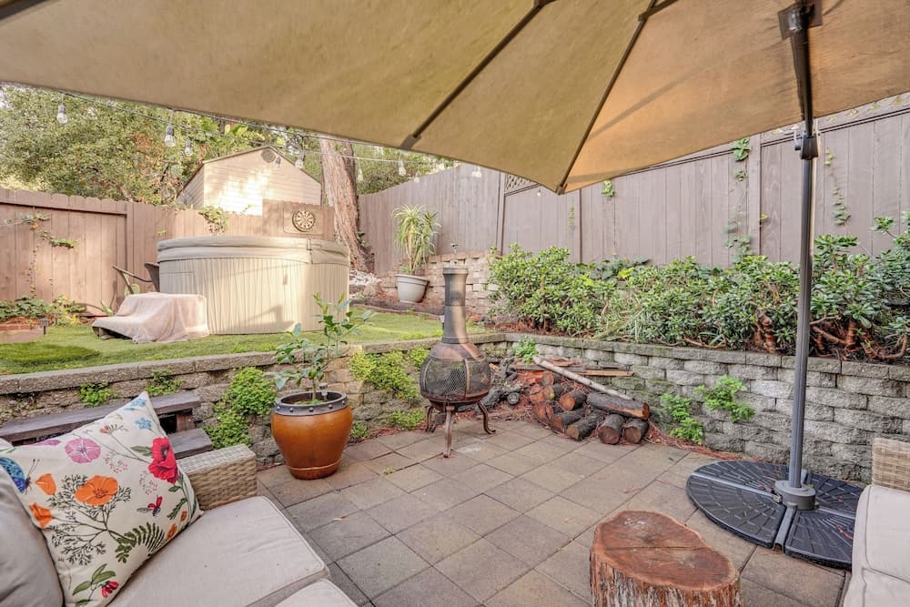 Pet-friendly Oakland Apt w/ Hot Tub & Fire Pit!