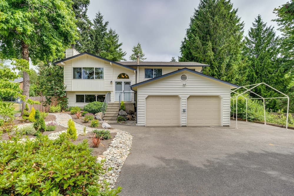 Kenmore Retreat w/ Shared Hot Tub - 1 Mi to Lake!