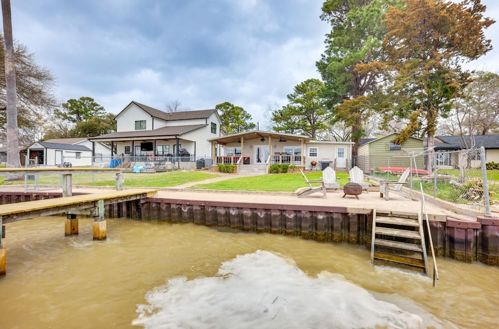 Lakefront Livingston Retreat w/ Dock & Fire Pit!