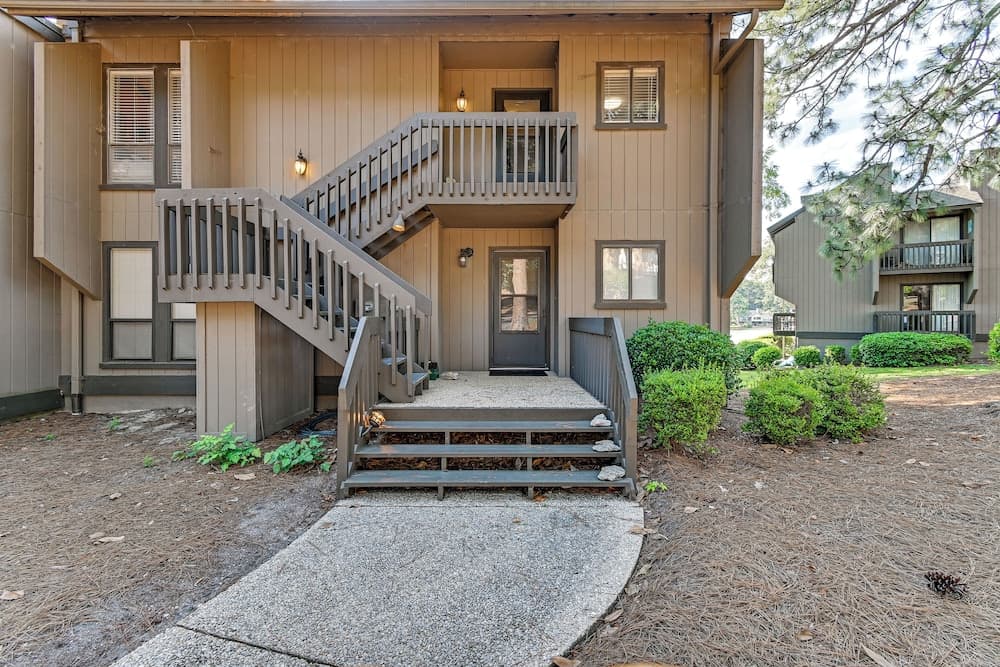 Lakeview Condo w/ Resort Pool: 2 Miles to Golf!