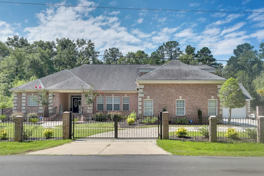 4 Mi to Dtwn: Simplistic Summerville Studio