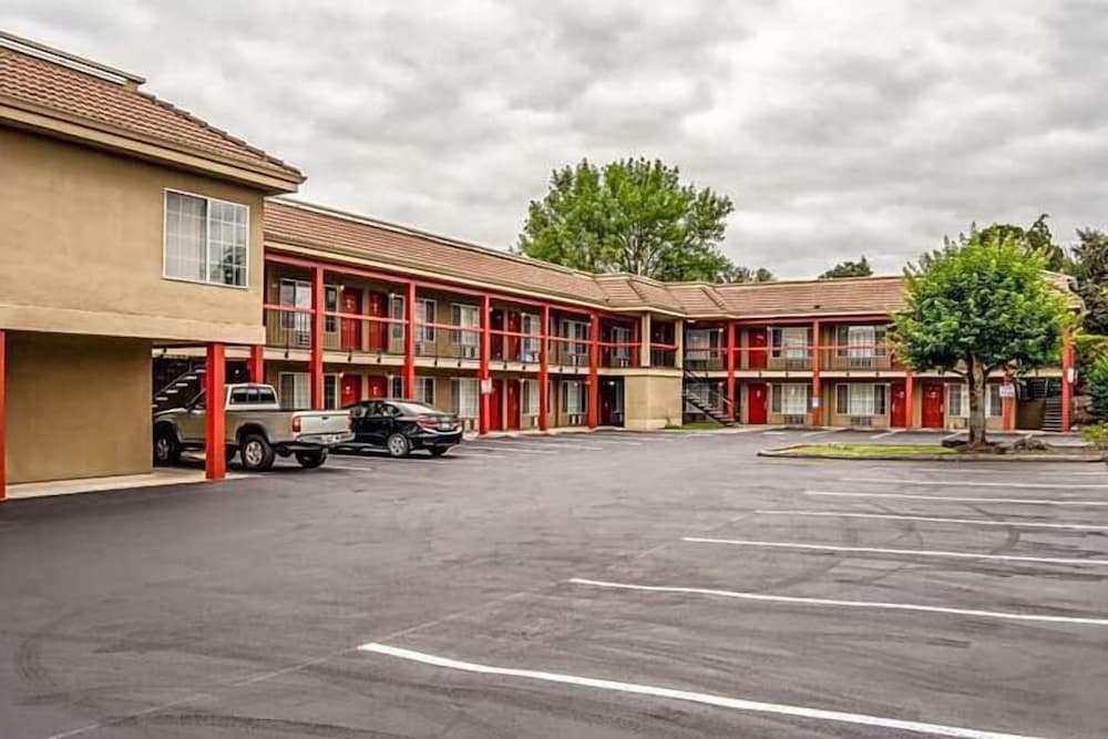 Rose City Inn and Suites