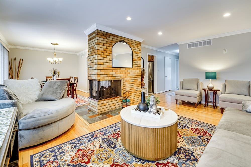Fire Pit & Yard: Family Home in Farmington Hills!