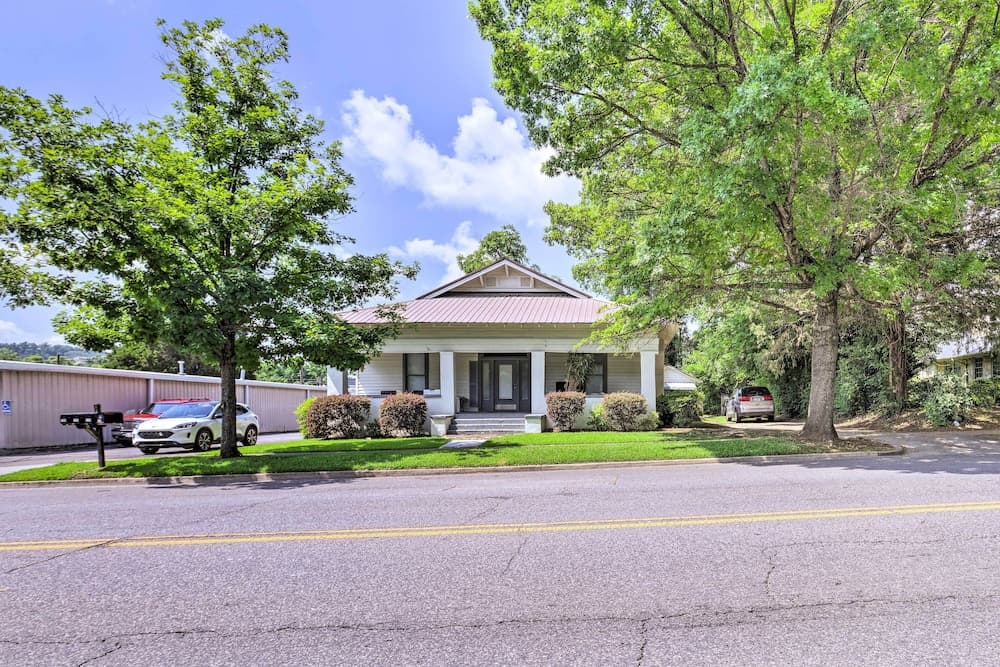 Quaint Leeds Studio w/ Yard ~ 18 Mi to Birmingham!
