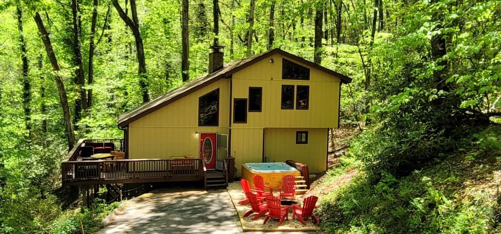 Bear Creek Lodge and Cabins in Helen Ga - Pet Friendly, River on Property, Walking Distance to downtown Helen