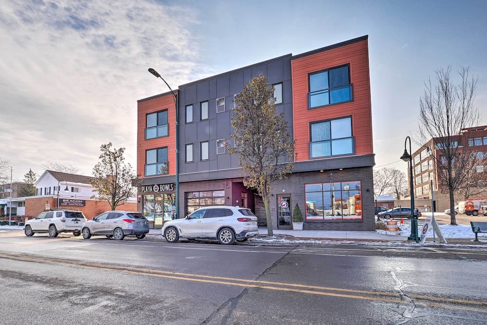 Downtown Traverse City Condo: 32 Mi to Ski Slopes!