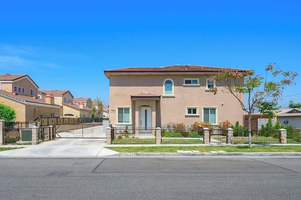 Modern Spacious Home Bright, Family Group Friendly