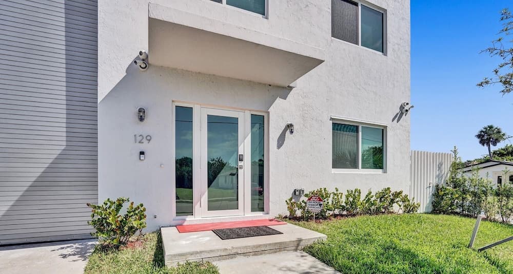 3-storey Home with Beautiful Lake View