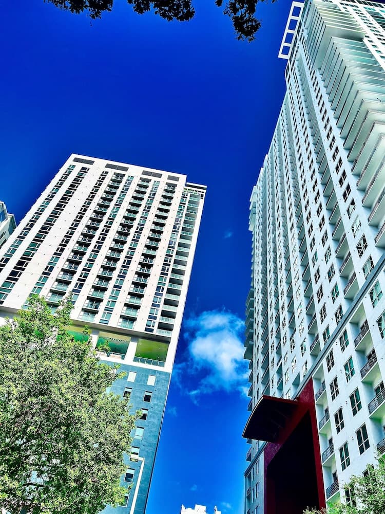 Modern High-Rise Condo with Pool/Gym, in Central DT MIAMI!
