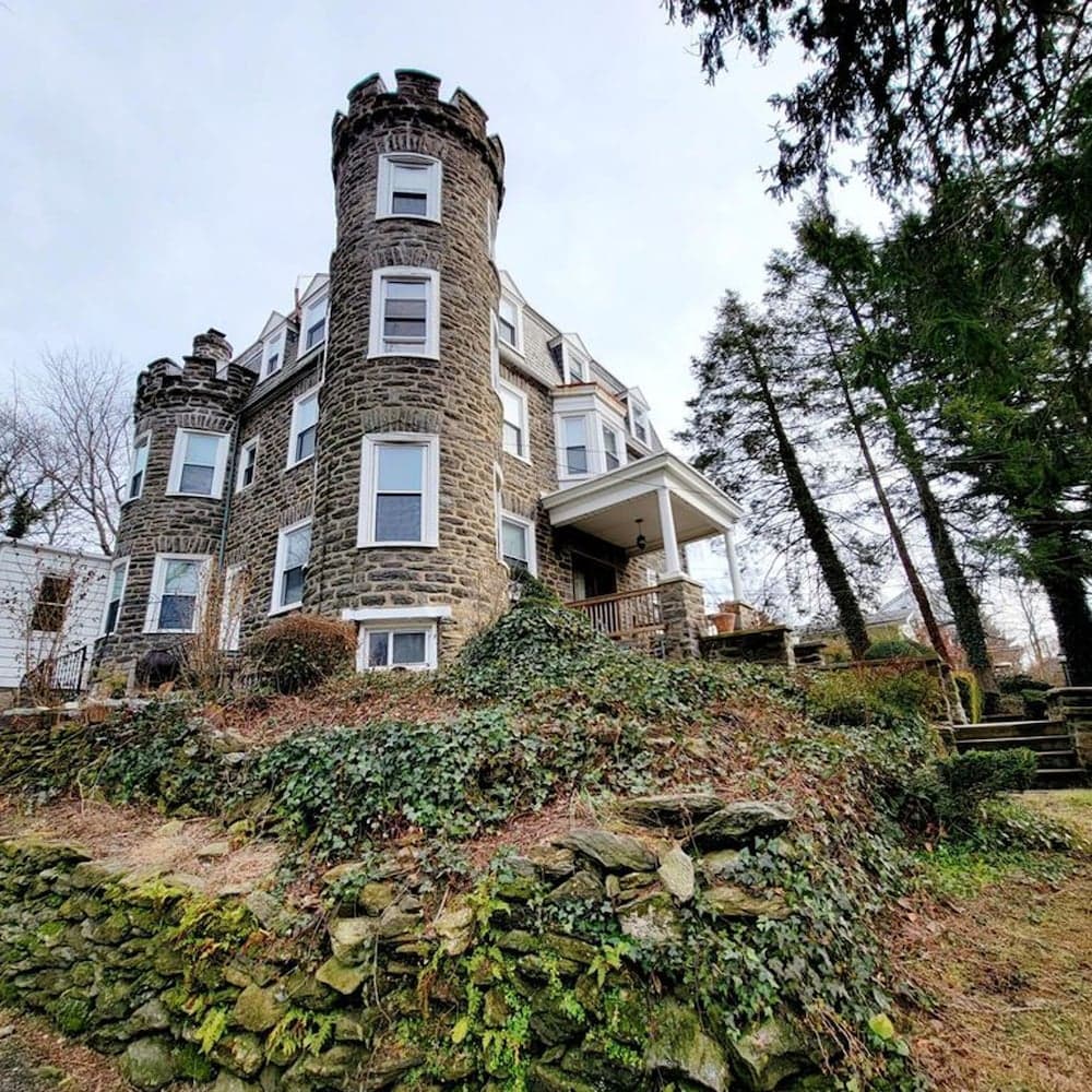 2 Bedroom 1 Bath Apartment