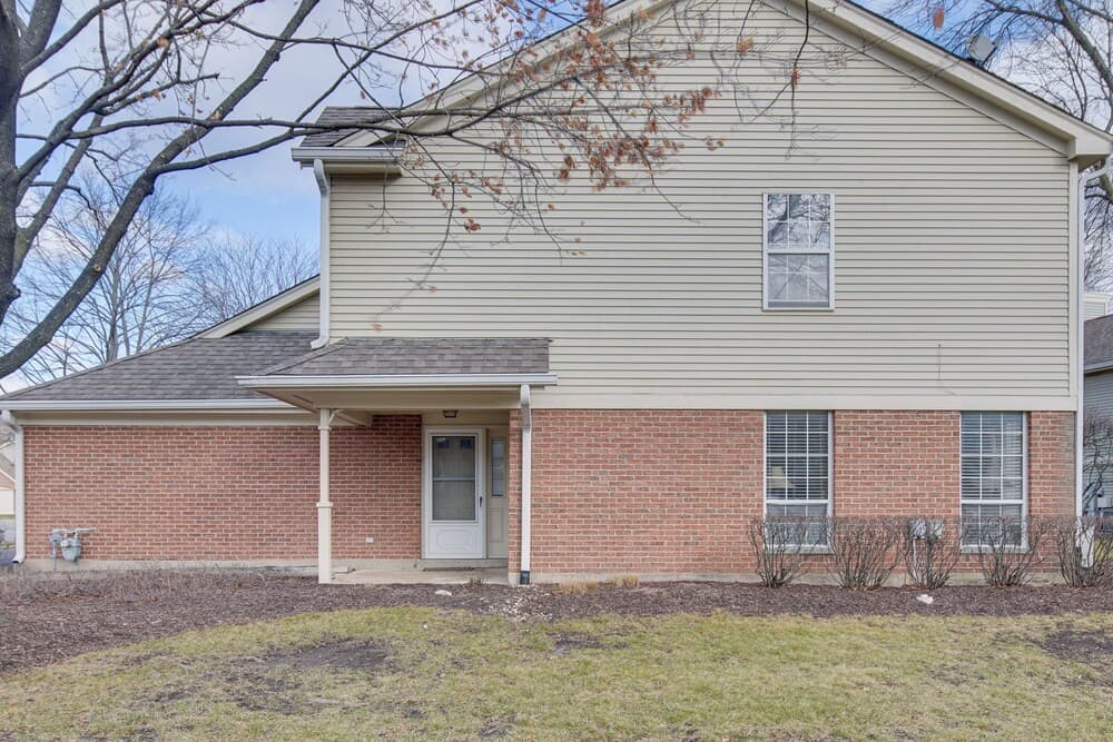 Hanover Park Townhome w/ Grill: 36 Mi to Chicago!