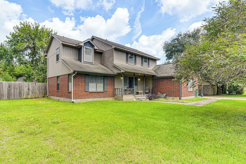 Trampoline & Grill: Family-friendly Dickinson Home